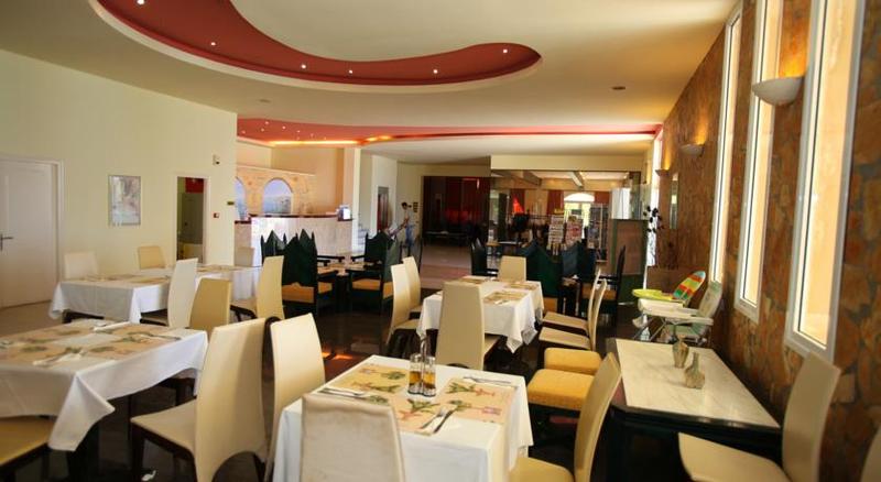 Imagen del bar/restaurante del Hotel Almyros Beach Resort. Foto 4