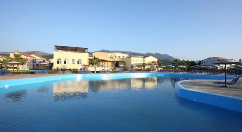 Imagen de la piscina del Hotel Almyros Beach Resort. Foto 12