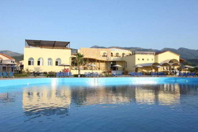 Imagen de la piscina del Hotel Almyros Beach Resort. Foto 15