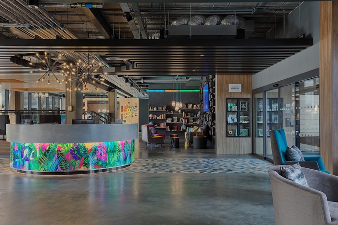 Imagen de los interiores del Hotel Aloft Aberdeen TECA. Foto 16