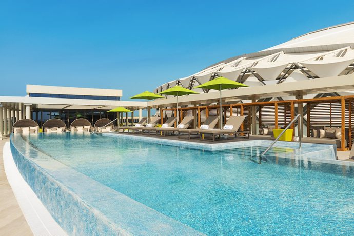 Imagen de la piscina del Hotel Aloft Al Ain. Foto 12