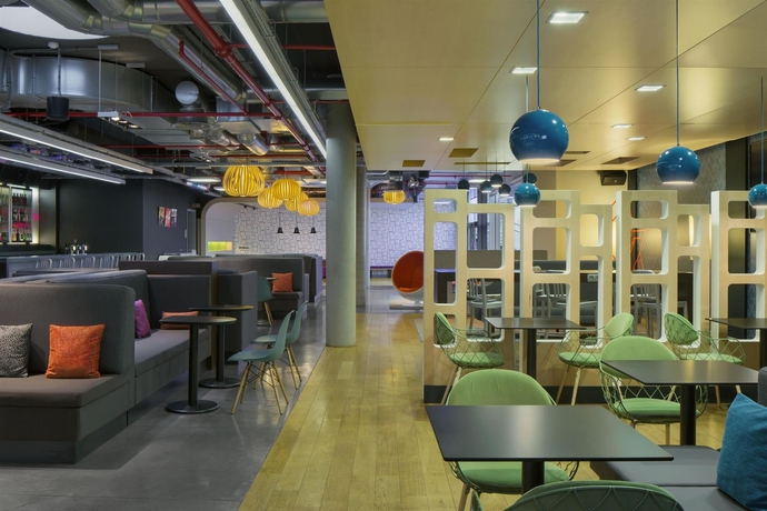 Imagen del bar/restaurante del Hotel Aloft Brussels Schuman. Foto 5