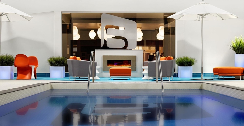 Imagen de la piscina del Hotel Aloft Calgary University. Foto 11