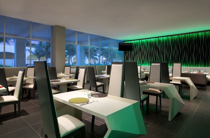 Imagen del bar/restaurante del Hotel Aloft Cancun. Foto 2