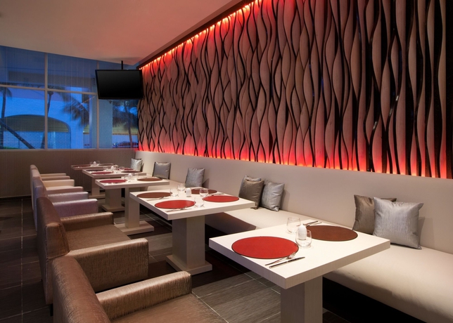 Imagen del bar/restaurante del Hotel Aloft Cancun. Foto 6