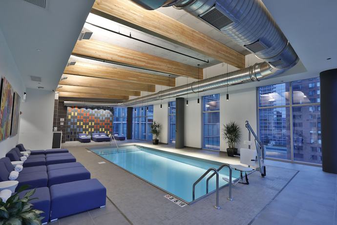 Imagen de la piscina del Hotel Aloft Chicago Mag Mile. Foto 20