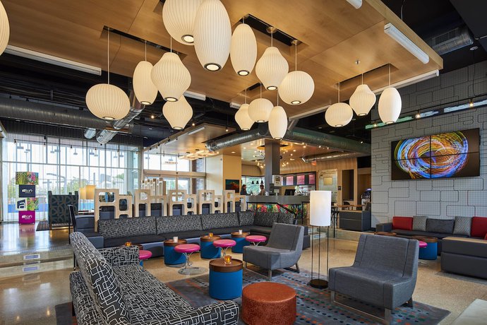 Imagen de los interiores del Hotel Aloft Cleveland Airport. Foto 19
