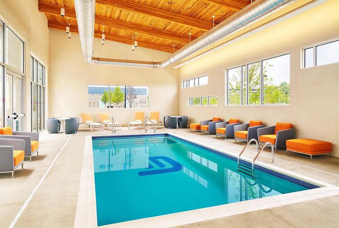 Imagen de la piscina del Hotel Aloft Cleveland Beachwood. Foto 16