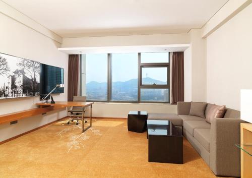 Imagen de la habitación del Hotel Aloft Dalian. Foto 10