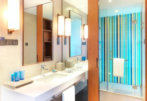 Imagen de la habitación del Hotel Aloft Dalian. Foto 11