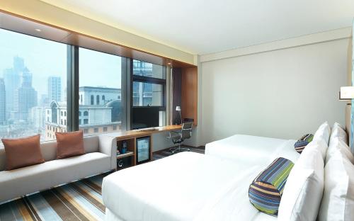 Imagen de la habitación del Hotel Aloft Dalian. Foto 12