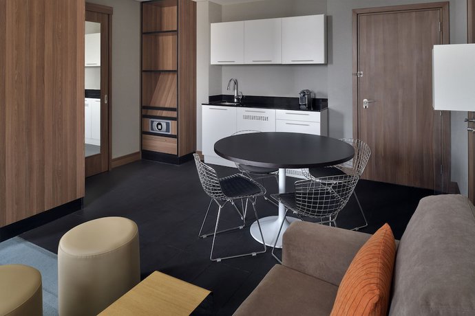 Imagen de la habitación del Hotel Aloft Dhahran. Foto 4