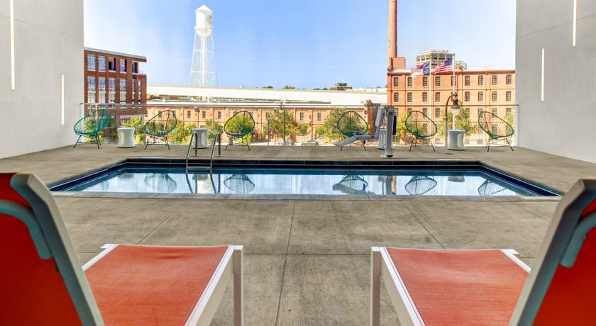 Imagen de la piscina del Hotel Aloft Durham Downtown. Foto 7