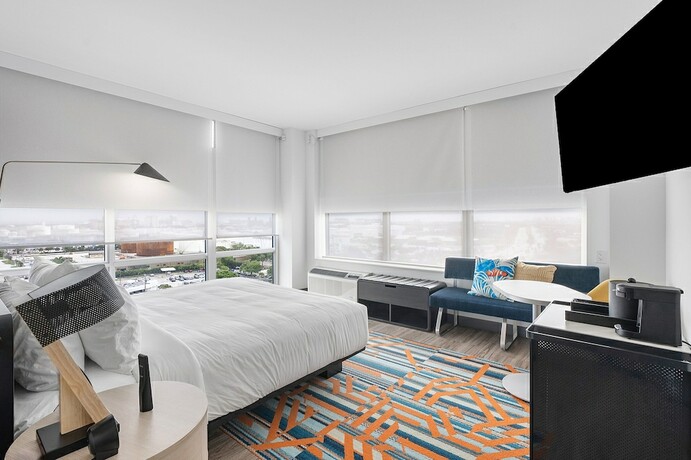 Imagen de la habitación del Hotel Aloft Fort Lauderdale Airport. Foto 21