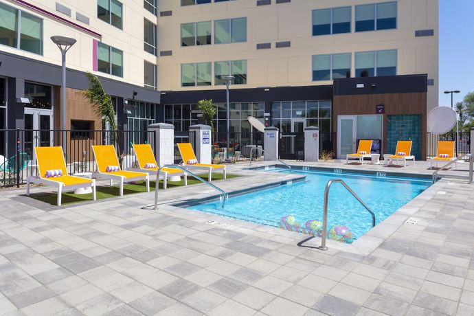 Imagen de la piscina del Hotel Aloft Glendale at Westgate. Foto 20