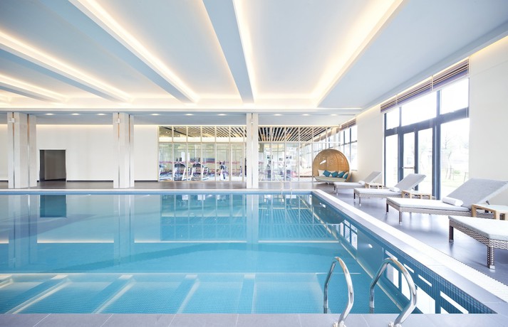 Imagen de la piscina del Hotel Aloft Haiyang. Foto 13