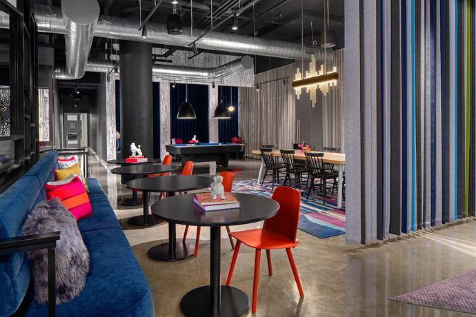 Imagen de los interiores del Hotel Aloft Houston Shenandoah. Foto 18