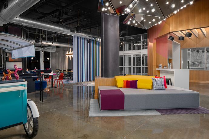 Imagen de los interiores del Hotel Aloft Houston Shenandoah. Foto 19