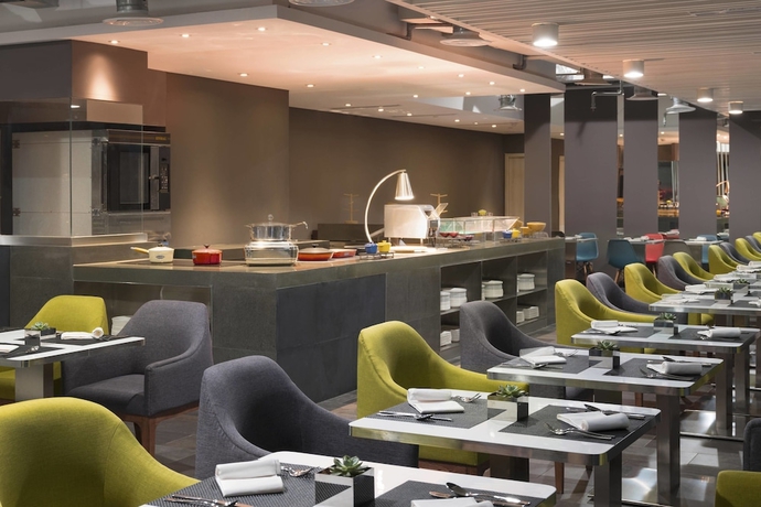 Imagen del bar/restaurante del Hotel Aloft Jakarta Wahid Hasyim. Foto 3