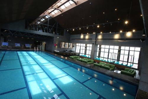 Imagen de la piscina del Hotel Aloft Kathmandu Thamel. Foto 6
