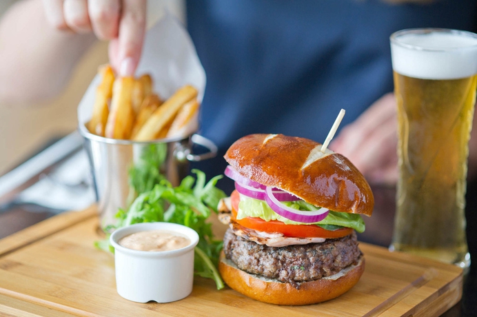 Imagen del bar/restaurante del Hotel Aloft London Excel. Foto 2