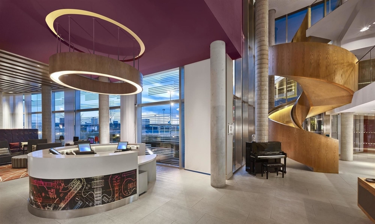 Imagen de los interiores del Hotel Aloft London Excel. Foto 14