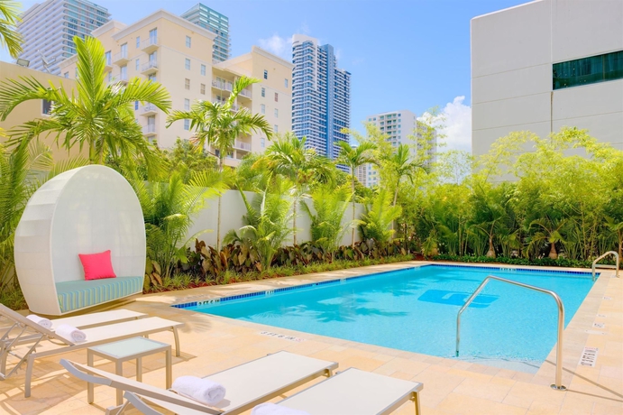 Imagen de la piscina del Hotel Aloft Miami - Brickell. Foto 16