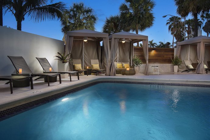 Imagen de la piscina del Hotel Aloft Miami Dadeland. Foto 20