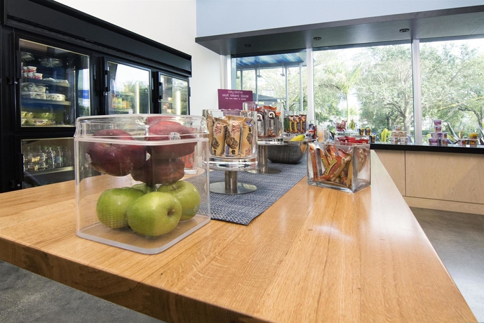 Imagen del bar/restaurante del Hotel Aloft Miami Doral. Foto 3