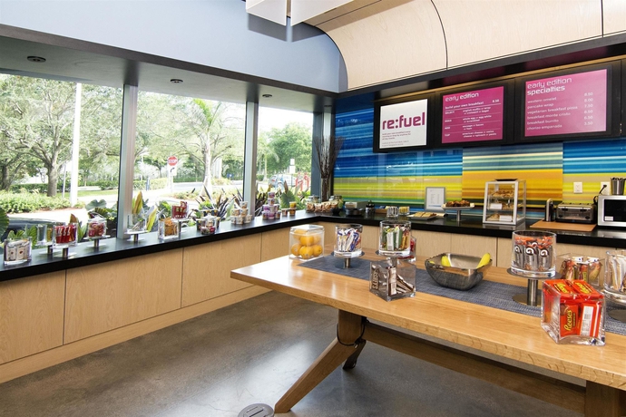 Imagen del bar/restaurante del Hotel Aloft Miami Doral. Foto 4