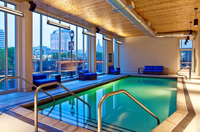Imagen de la piscina del Hotel Aloft Milwaukee Downtown. Foto 13