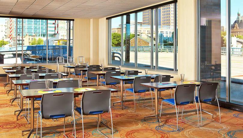 Imagen del bar/restaurante del Hotel Aloft Milwaukee Downtown. Foto 4