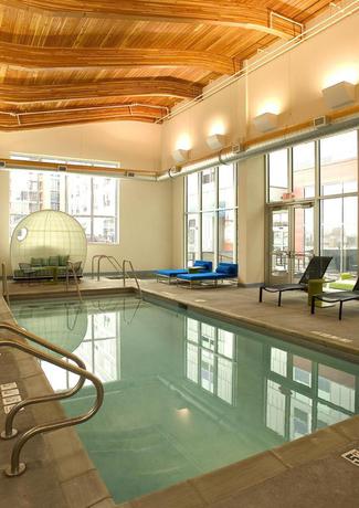 Imagen de la piscina del Hotel Aloft Minneapolis. Foto 12