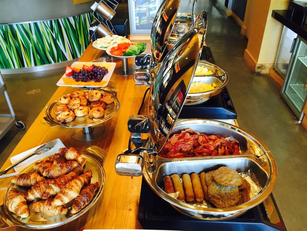 Imagen del bar/restaurante del Hotel Aloft Montreal Airport. Foto 6