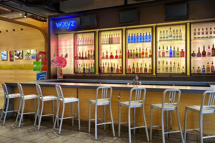 Imagen del bar/restaurante del Hotel Aloft Montreal Airport. Foto 7