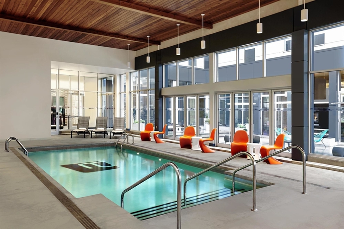 Imagen de la piscina del Hotel Aloft Montreal Airport. Foto 16