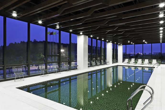 Imagen de la piscina del Hotel Aloft Nanhai Foshan. Foto 16