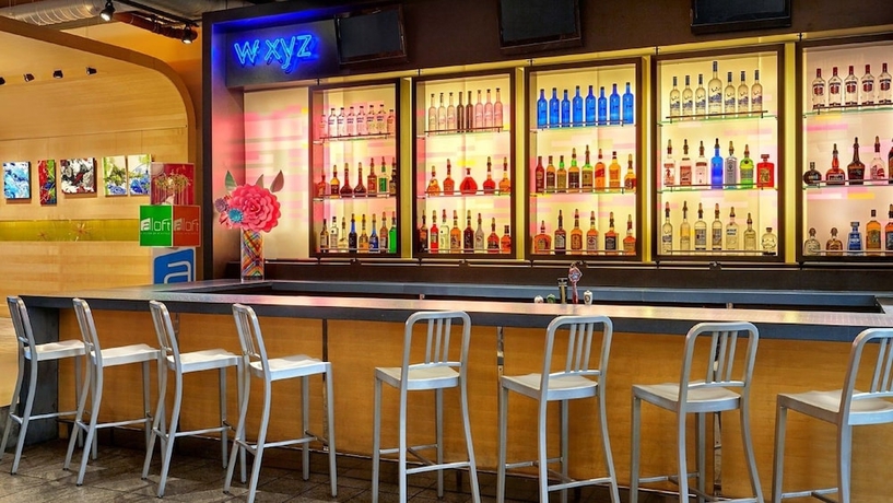 Imagen del bar/restaurante del Hotel Aloft New York LaGuardia Airport. Foto 2