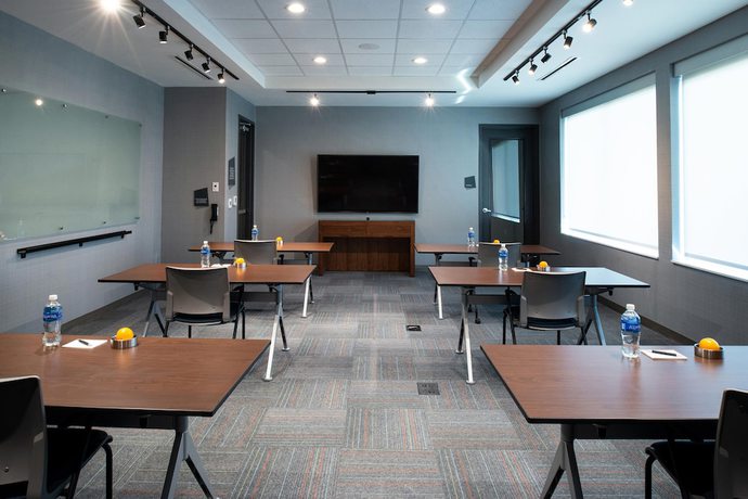 Imagen de los interiores del Hotel Aloft North Kansas City. Foto 17