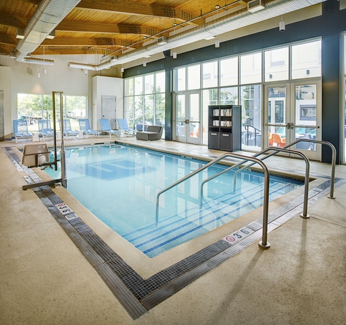 Imagen de la piscina del Hotel Aloft Philadelphia Airport. Foto 19