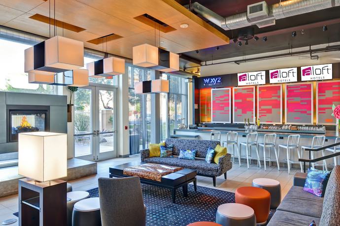 Imagen del bar/restaurante del Hotel Aloft Phoenix Airport. Foto 5