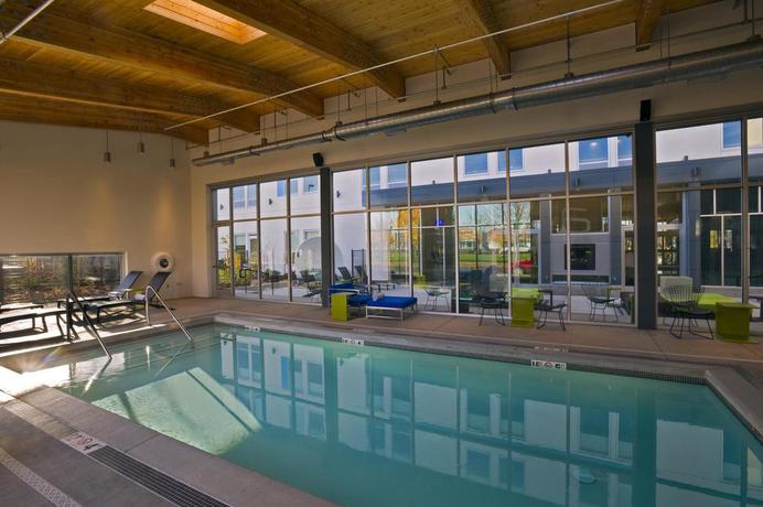 Imagen de la piscina del Hotel Aloft Portland Airport At Cascade Station. Foto 13