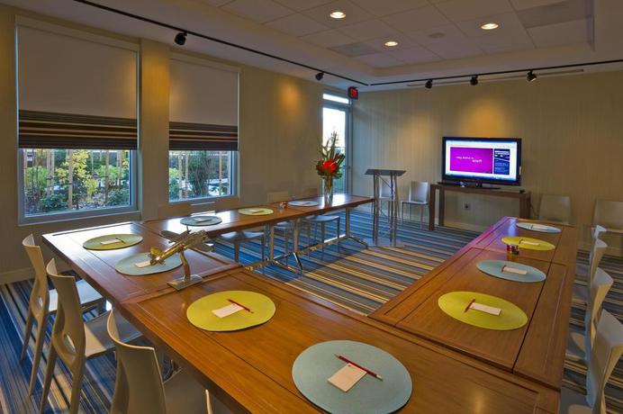 Imagen de los interiores del Hotel Aloft Portland Airport At Cascade Station. Foto 12