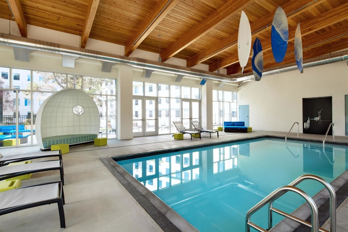 Imagen de la piscina del Hotel Aloft San Francisco Airport. Foto 16