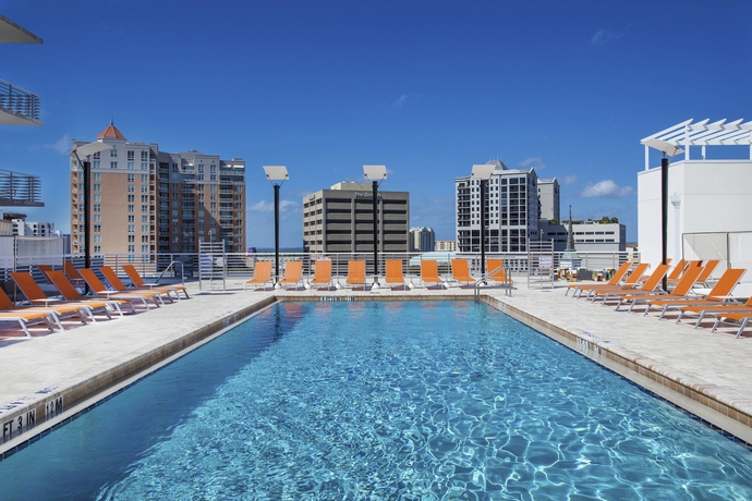 Imagen de la piscina del Hotel Aloft Sarasota. Foto 18