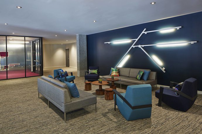 Imagen de los interiores del Hotel Aloft Seattle Redmond. Foto 12