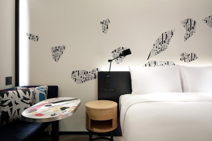 Imagen de la habitación del Hotel Aloft Tokyo Ginza. Foto 5