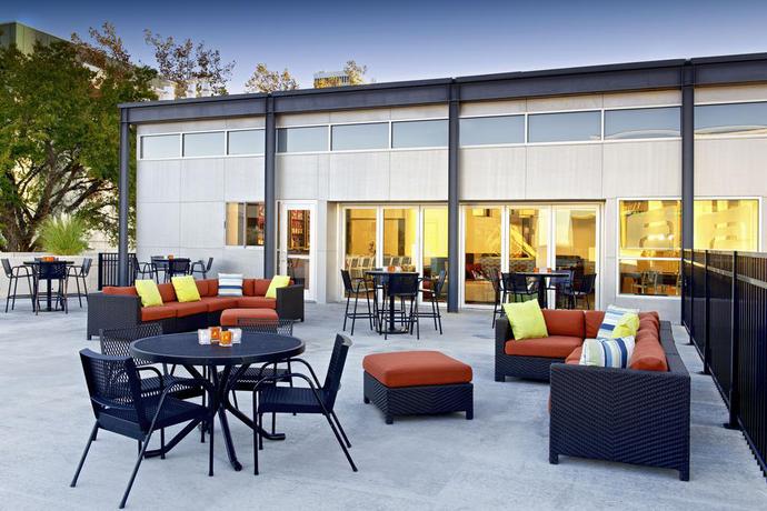 Imagen de los exteriores del Hotel Aloft Tulsa Downtown. Foto 7