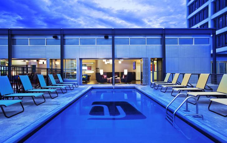 Imagen de la piscina del Hotel Aloft Tulsa Downtown. Foto 11