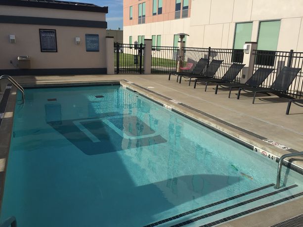 Imagen de la piscina del Hotel Aloft Tulsa. Foto 15